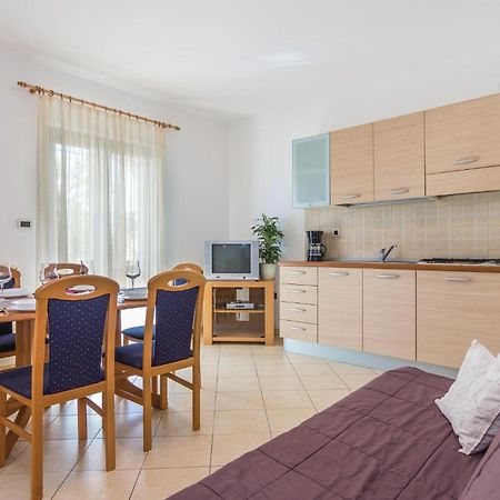 Beautiful Apartment In Porec With Kitchen Eksteriør bilde