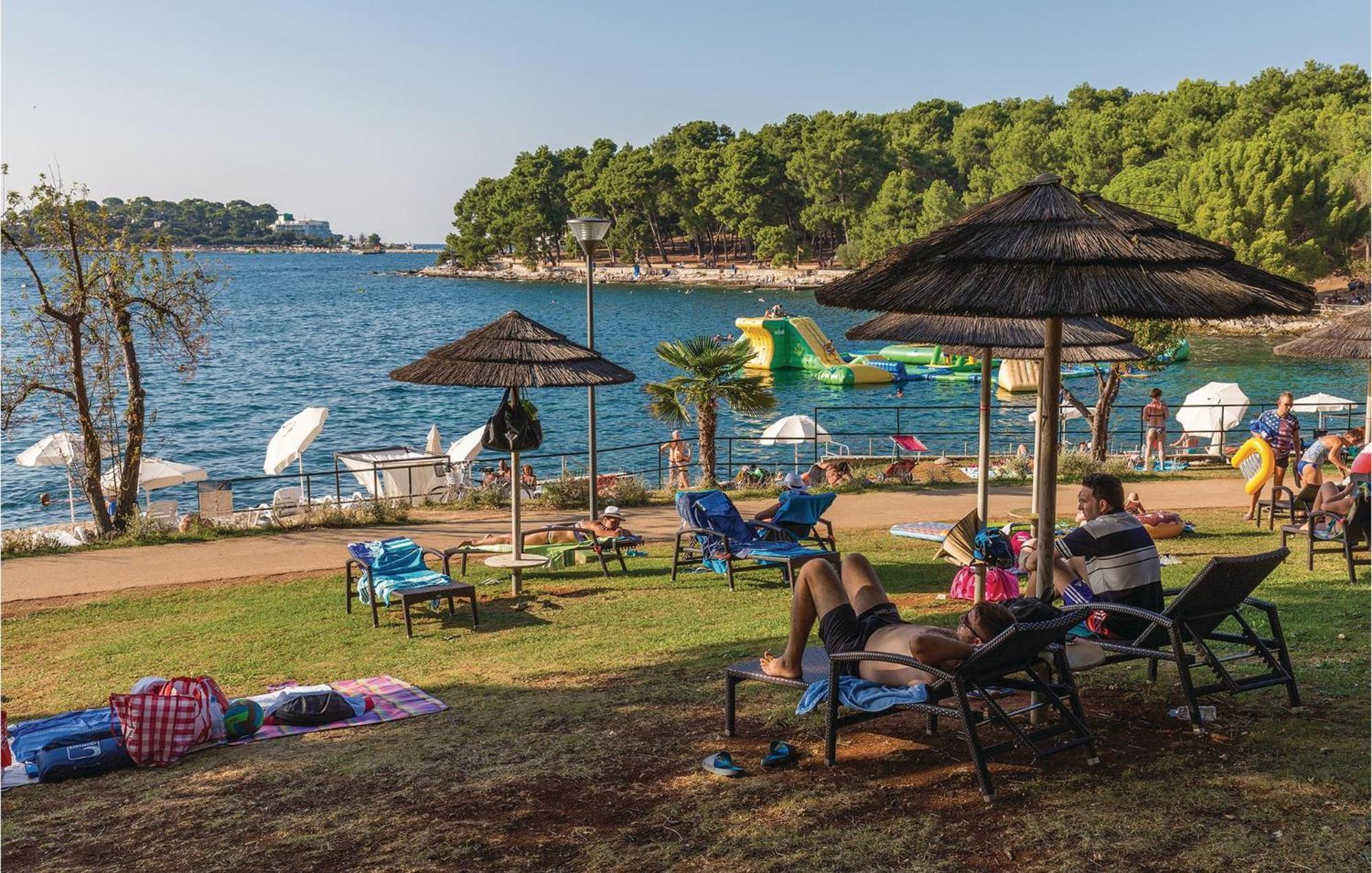 Beautiful Apartment In Porec With Kitchen Eksteriør bilde